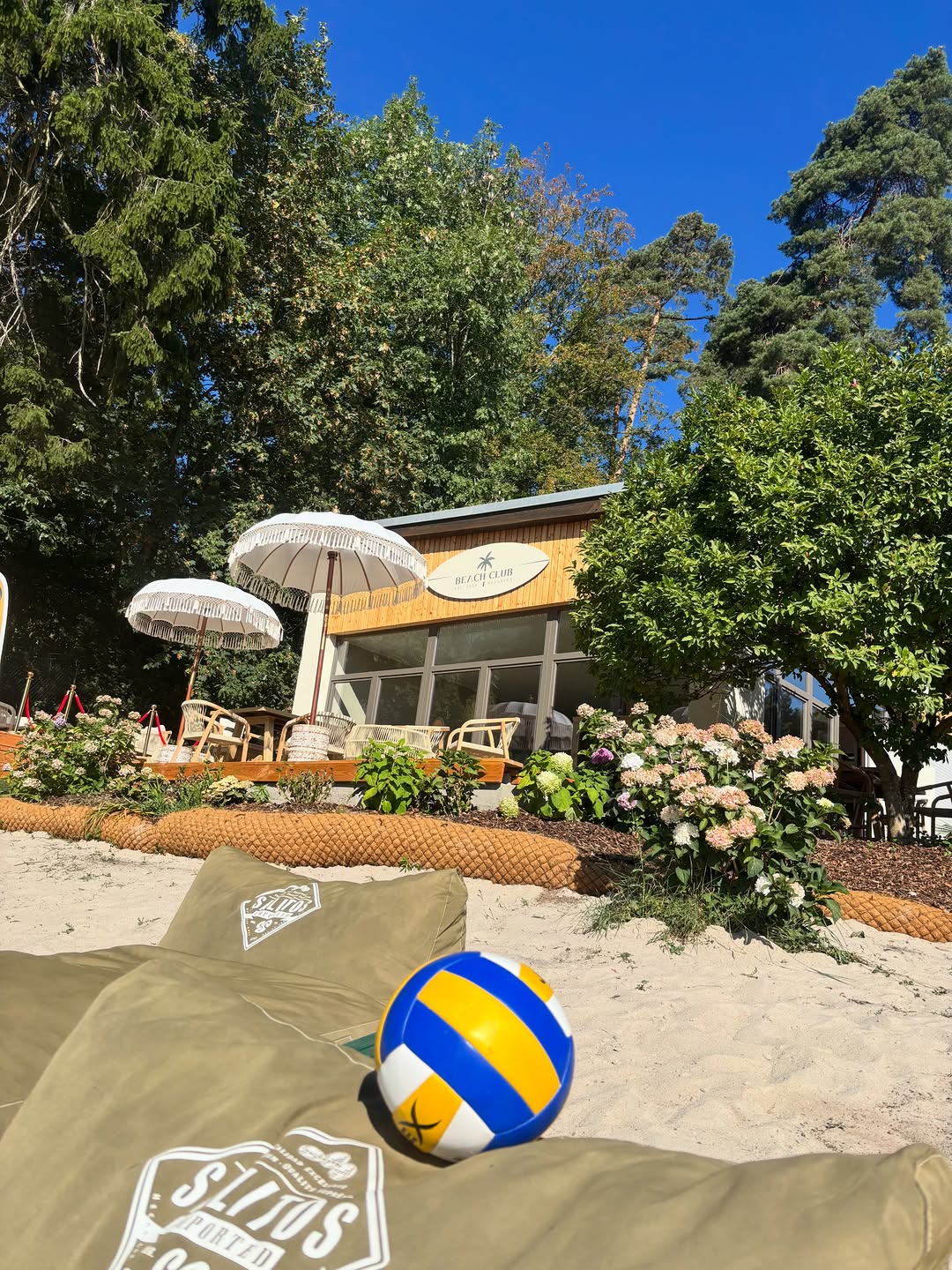 Beach Club Kronberg mit Sandfläche und Sonnenschirmen