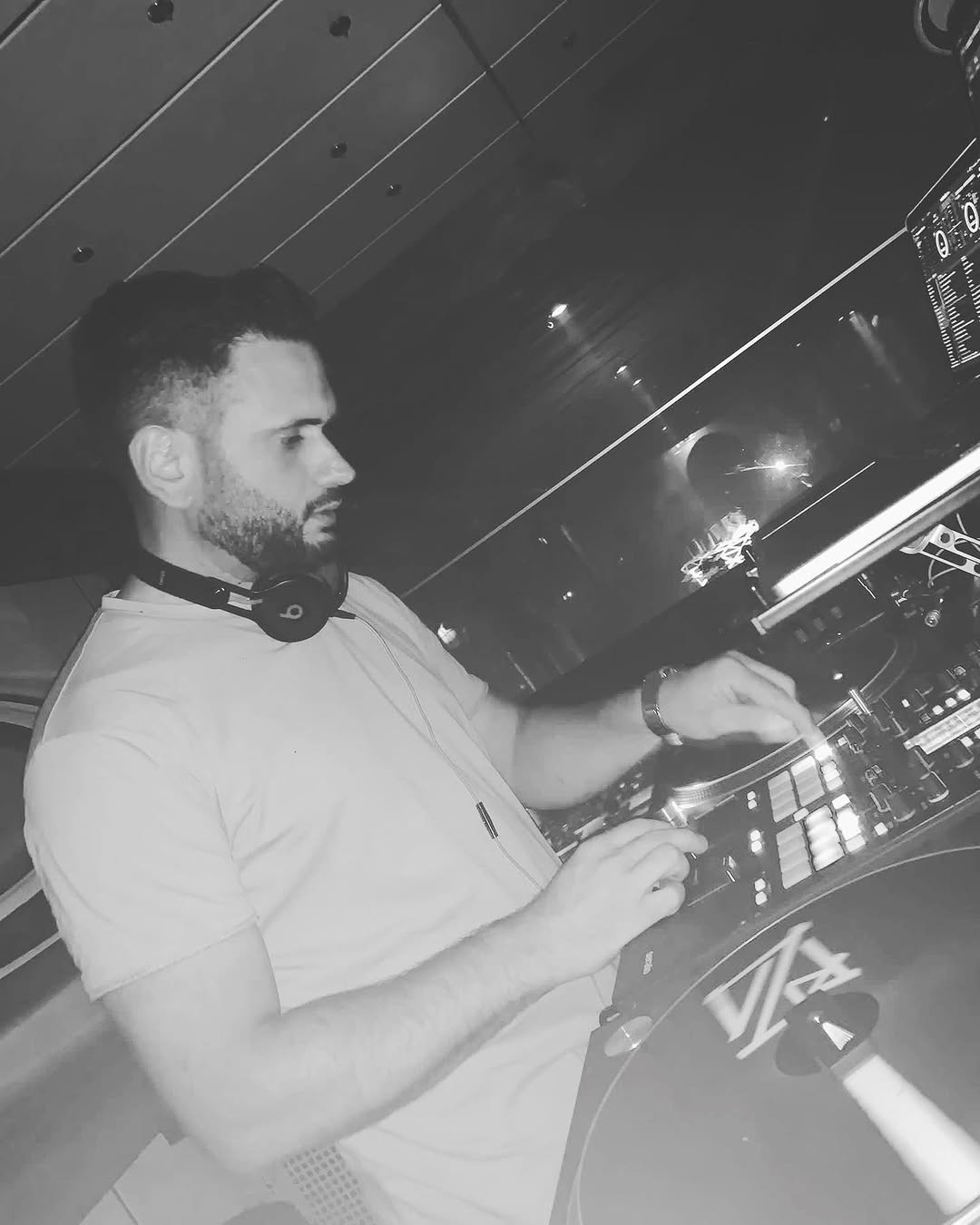 DJ Tone I an den Turntables — Schwarzweiß